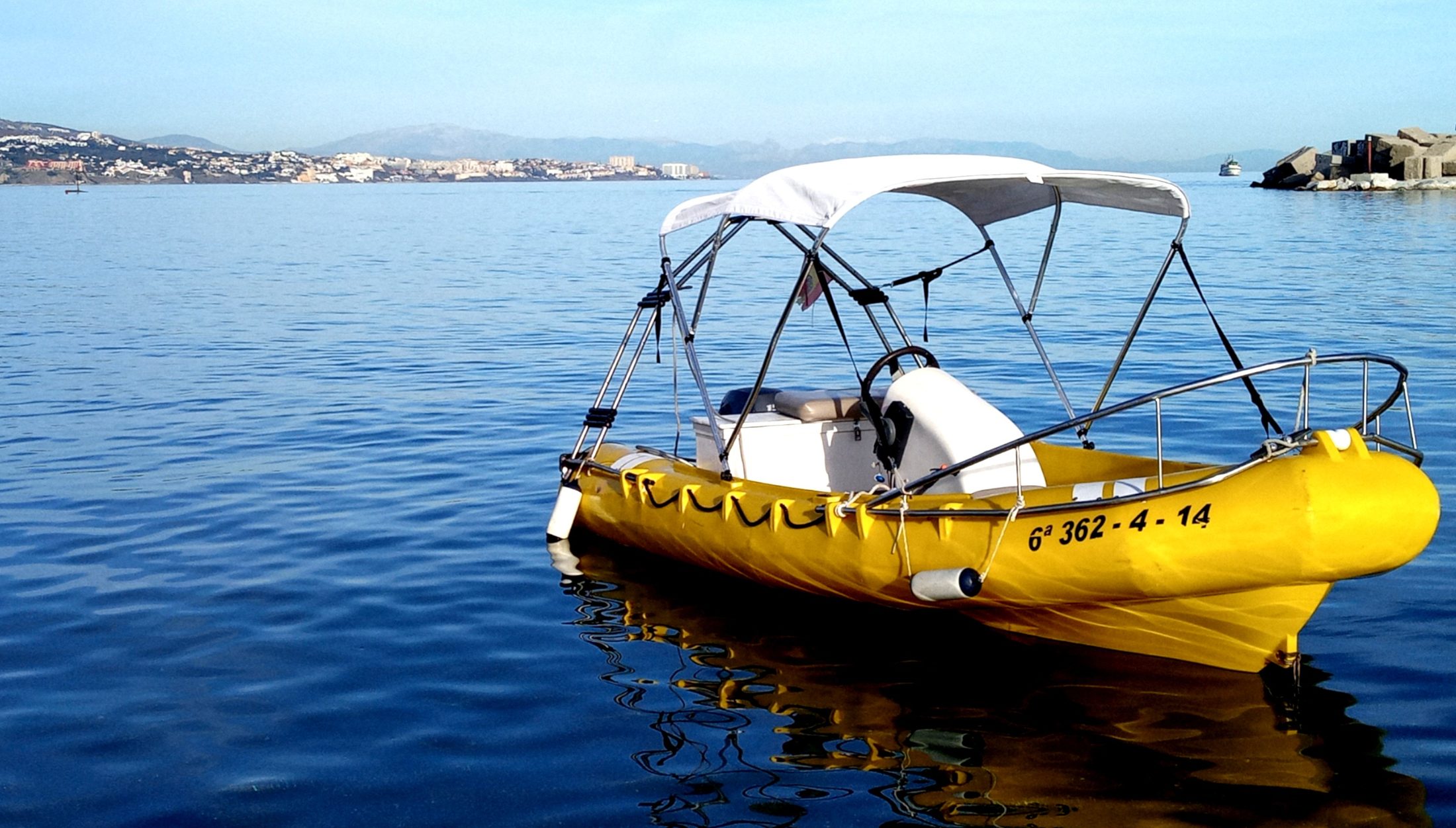 Lancha Necomar en la bahía de Fuengirola
